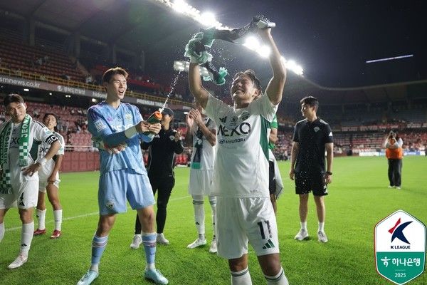 송범근(왼쪽), 이승우(이상 전북현대). 한국프로축구연맹 제공