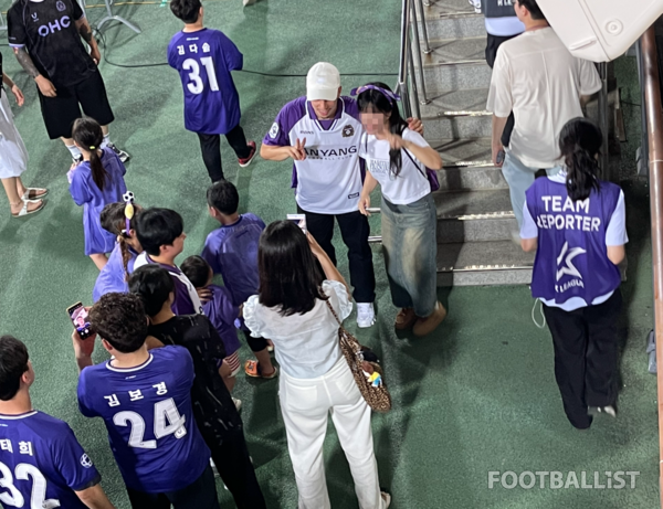 하프타임 안양 팬들에게 팬서비스를 하는 마테우스. 김희준 기자