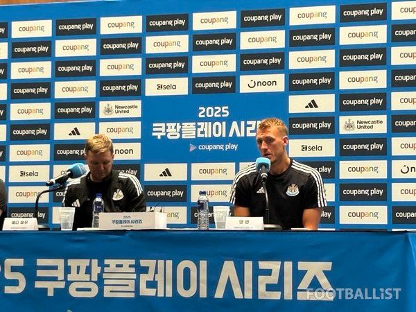 에디 하우 뉴캐슬유나이티드 감독과 댄 번. 김정용 기자