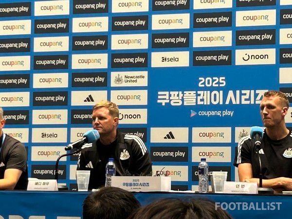 에디 하우 뉴캐슬유나이티드 감독과 댄 번. 김정용 기자