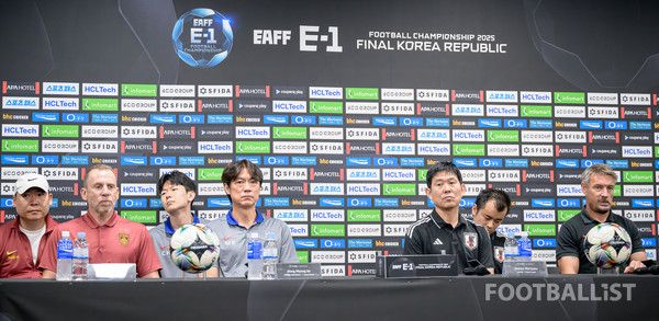 데얀 주르예비치 중국 감독(왼쪽부터), 홍명보 한국 감독, 모리야스 하지메 일본 감독, 애슐리 웨스트우드 홍콩 감독. 서형권 기자