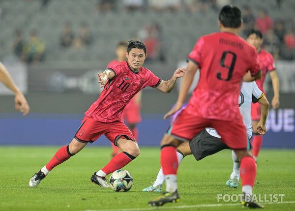 이동경(왼쪽, 남자 축구대표팀). 서형권 기자