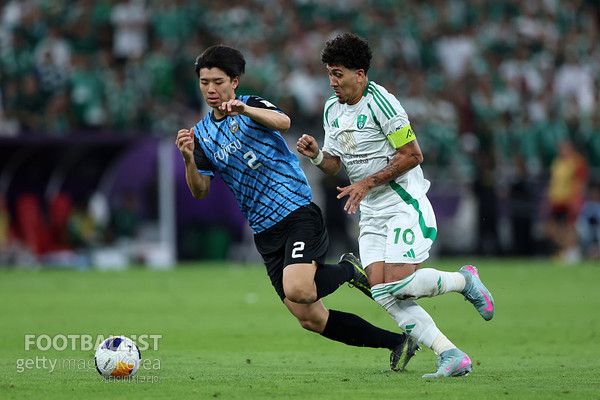 다카이 고타(가와사키프론탈레, 왼쪽)와 호베르투 피르미누(알아흘리). 게티이미지코리아