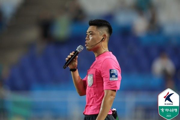 비디오 판독 결과 장내 안내 방송(VAR PA)을 진행하는 고민국 주심. 한국프로축구연맹 제공