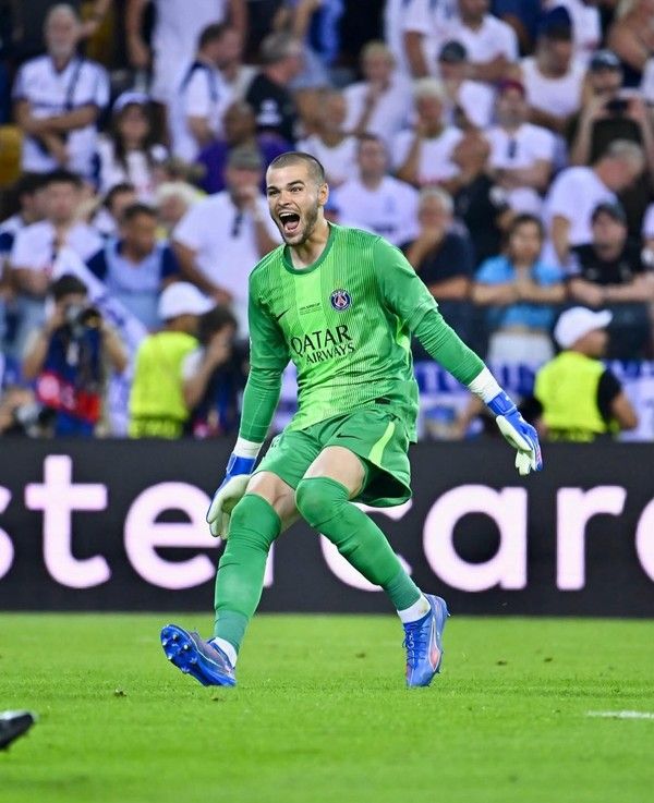 뤼카 슈발리에(파리생제르맹). 파리생제르맹 인스타그램 캡쳐