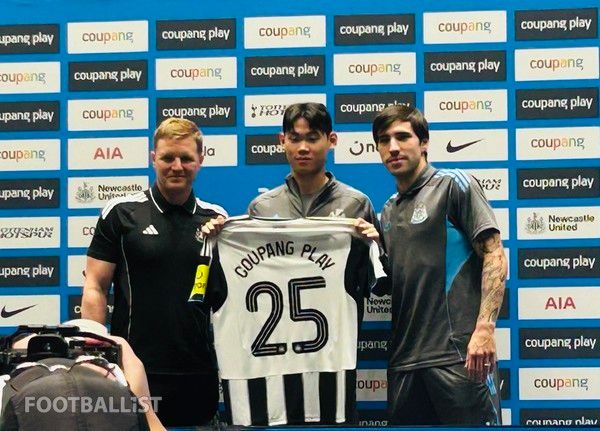 에디 하우 감독(왼쪽부터), 박승수, 산드로 토날리(이상 뉴캐슬유나이티드). 김정용 기자