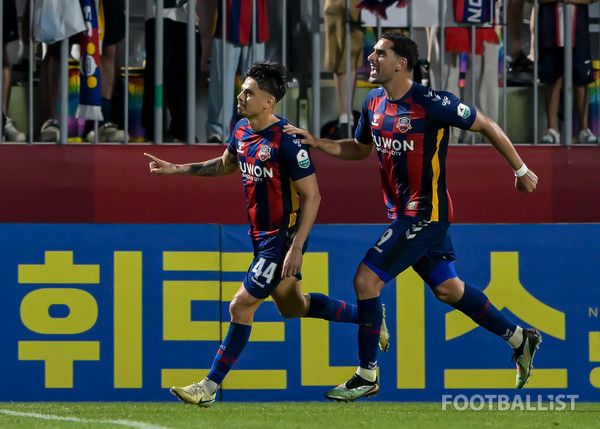 윌리안(왼쪽), 싸박(이상 수원FC). 서형권 기자
