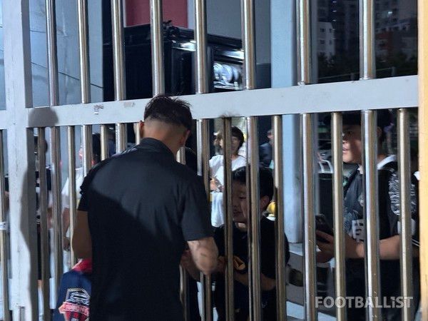 믹스트존 인터뷰 종료 후 팬서비스 중인 윌리안(수원FC). 김진혁 기자