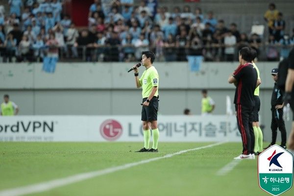K리그 첫 비디오 판독 결과 장내 안내 방송(VAR PA)을 진행하는 김종혁 주심. 한국프로축구연맹 제공
