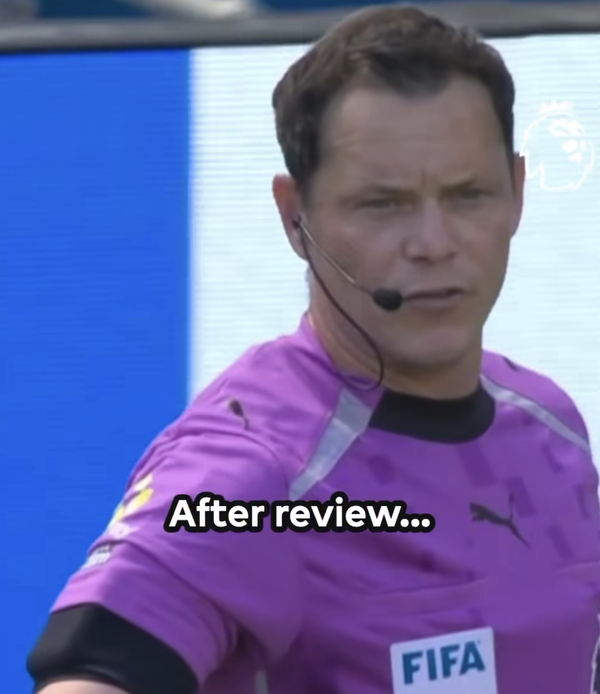 VAR PA를 하는 대런 잉글랜드 주심. 잉글랜드 프리미어리그 인스타그램 캡처