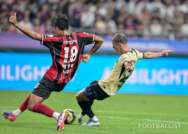 정태욱(왼쪽, FC서울), 다니 올모(오른쪽, FC바르셀로나). 서형권 기자
