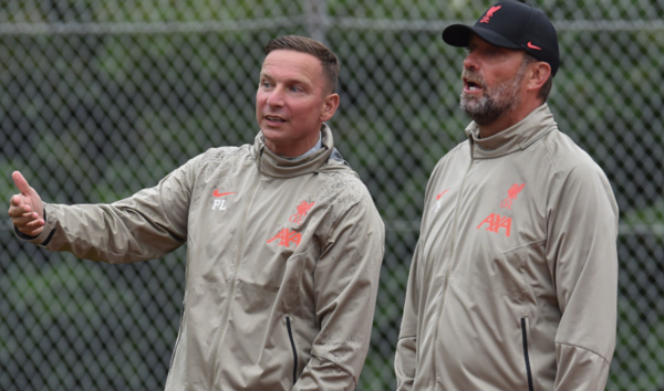 펩 레인더스 수석코치(왼쪽), 위르겐 클롭 감독(이상 리버풀). 리버풀 홈페이지 캡처