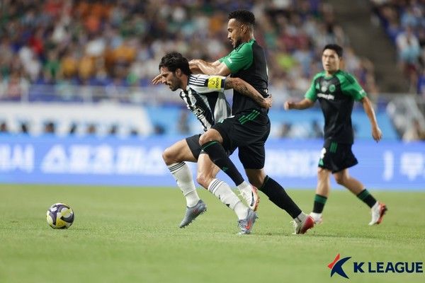 산드로 토날리(왼쪽, 뉴캐슬유나이티드), 모따(팀 K리그). 한국프로축구연맹 제공