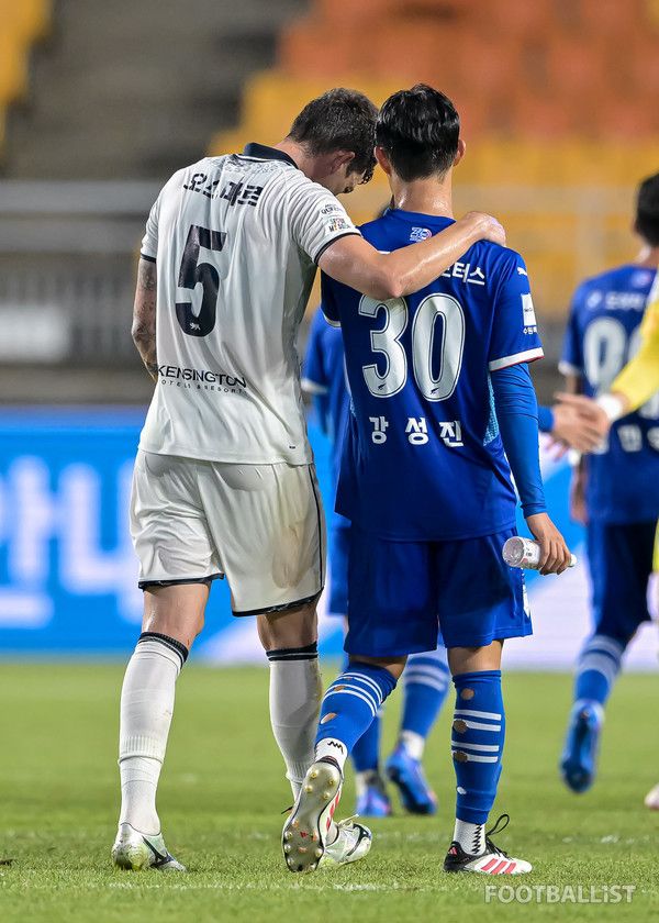 오스마르(왼쪽, 서울이랜드), 강성진(수원삼성). 서형권 기자