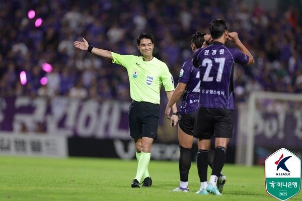 권경원(오른쪽, FC안양)에게 퇴장을 명령하는 김종혁 주심. 한국프로축구연맹 제공