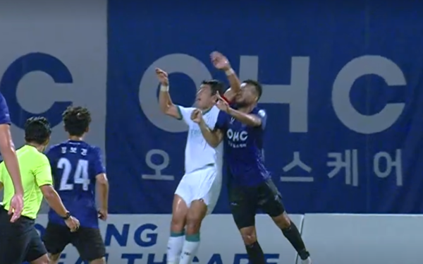 24일 안양종합운동장에서 열린 K리그1 27라운드 FC안양과 대전하나시티즌 경기에서 하창래(왼쪽, 대전)가 모따(오른쪽, 안양)에게 팔꿈치 반칙을 범하고 있다. K리그 중계 화면 캡처