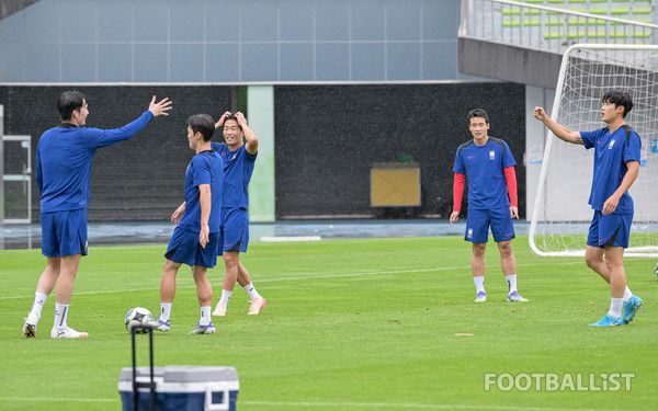 변준수(맨 왼쪽), 김태현(맨 오른쪽, 이상 남자 축구대표팀). 서형권 기자