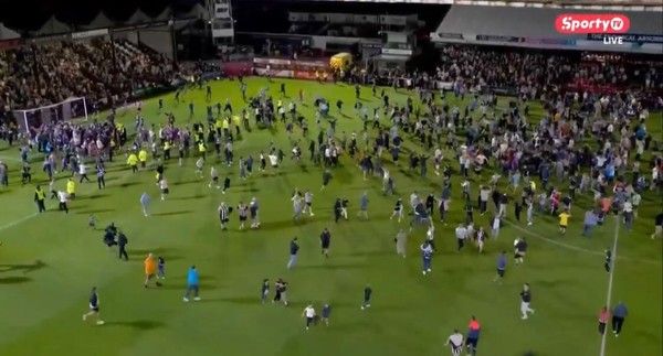 경기장에 쏟아져 나온 그림스비 홈팬들. 중계 화면 캡쳐