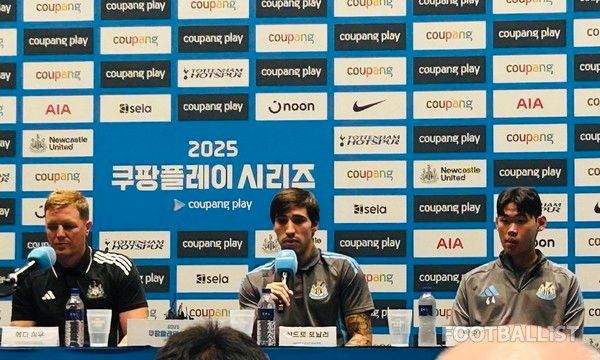 에디 하우 감독(왼쪽부터), 산드로 토날리, 박승수(이상 뉴캐슬유나이티드). 김정용 기자
