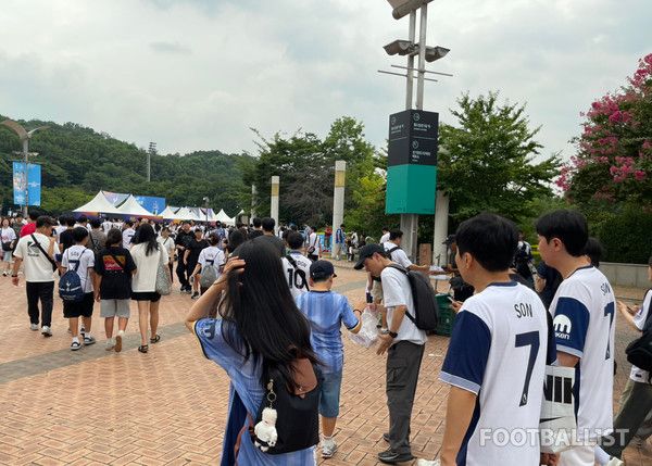 토트넘과 뉴캐슬 경기를 찾은 팬들. 김희준 기자