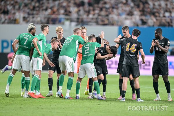 손흥민을 배웅하는 토트넘홋스퍼와 뉴캐슬유나이티드 선수들. 서형권 기자