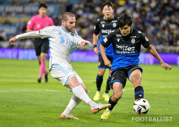 아라비제(왼쪽, 울산HD), 민경현(오른쪽, 인천유나이티드). 서형권 기자