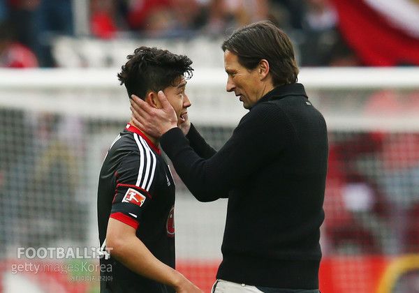 2015년 당시 바이어04레버쿠젠의 손흥민과 로거 슈미트 감독. 게티이미지코리아