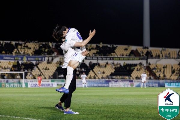 변성환 감독과 박지원(수원삼성). 한국프로축구연맹 제공
