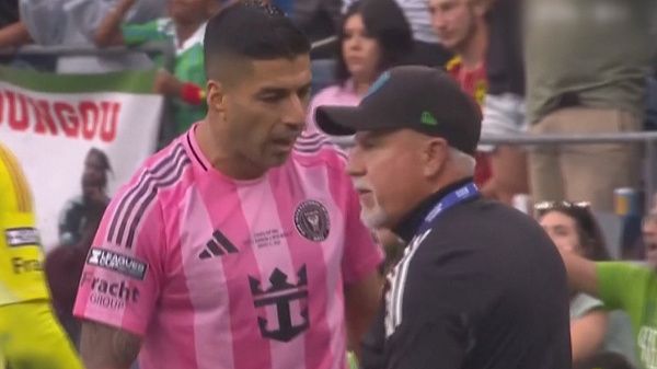 상대팀 코치에게 침을 뱉은 수아레스.&nbsp;미국·멕시코 리그컵 중계화면 캡처