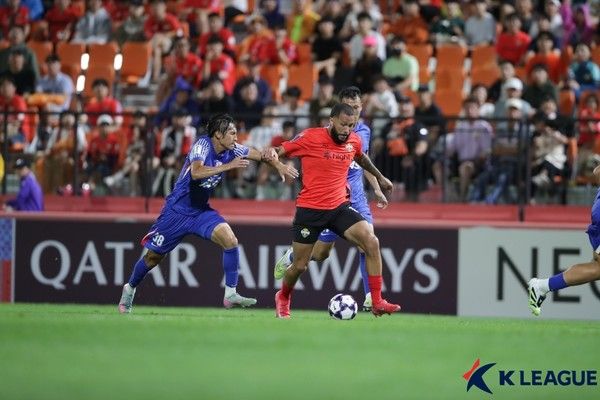 가브리엘(가운데, 강원FC). 한국프로축구연맹 제공