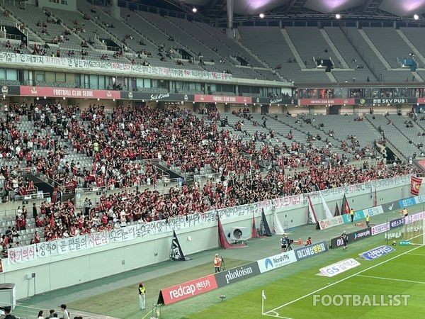 서울 팬들이 응원석에 내건 구단 비판 걸개. 김희준 기자