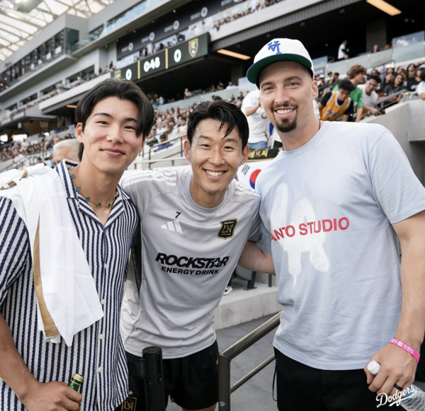 손흥민과 기념사진을 찍은 김혜성과 블레이크 스넬. LAFC 인스타그램 캡처