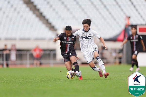 티아깅요(부천)와 이주혁(서울이랜드). 한국프로축구연맹