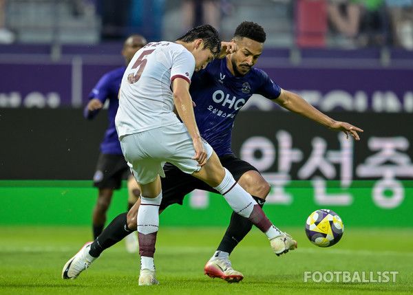 변준수(왼쪽, 광주FC), 모따(오른쪽, FC안양). 서형권 기자