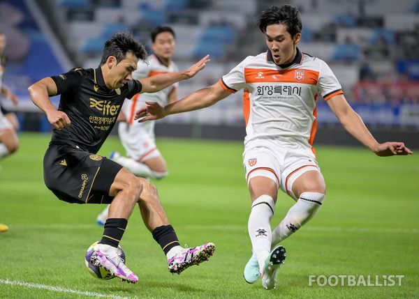 김명순(왼쪽, 인천 유나이티드), 함선우(오른쪽, 화성FC). 서형권 기자