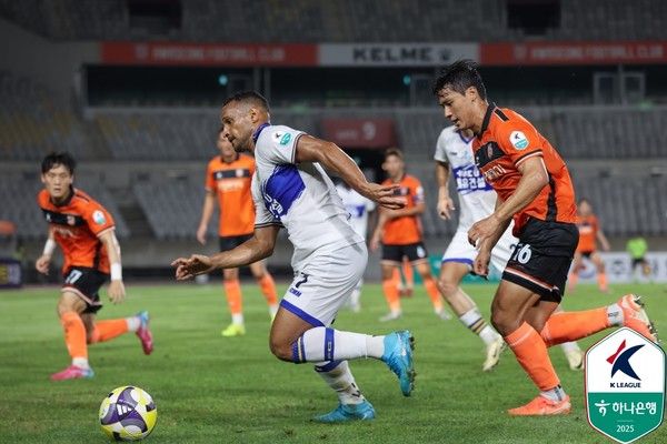 데니손(충남아산FC). 한국프로축구연맹 제공