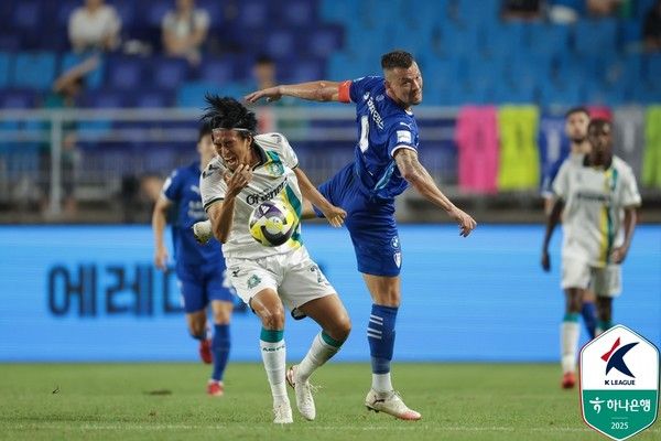 조지훈(왼쪽, 안산그리너스), 일류첸코(수원삼성). 한국프로축구연맹 제공