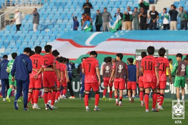 우즈베키스탄전 패배 후 U23 대표팀. 대한축구협회 제공