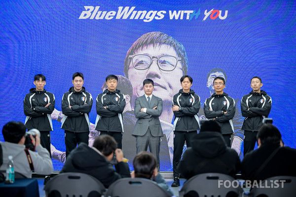 이정효 감독(가운데)와 수원삼성 코칭스태프. 서형권 기자