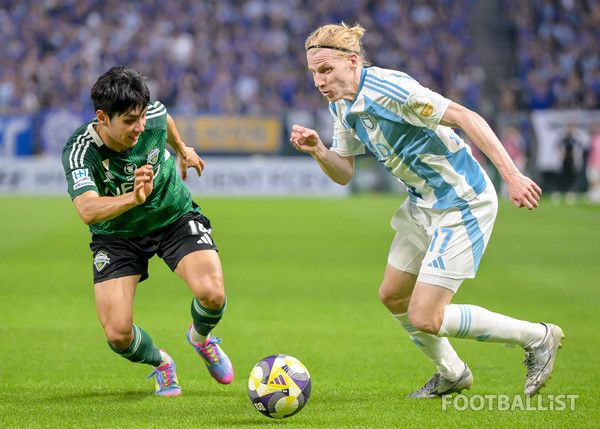 전진우(왼쪽, 전북 현대), 루빅손(오른쪽, 울산 HD). 서형권 기자