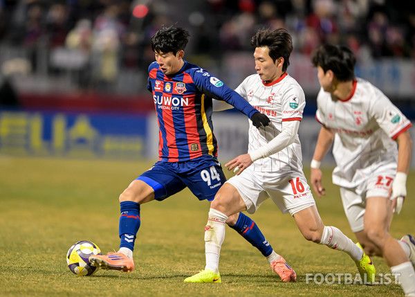 안현범(왼쪽, 당시 수원FC), 박현빈(오른쪽, 당시 부천FC1995). 서형권 기자