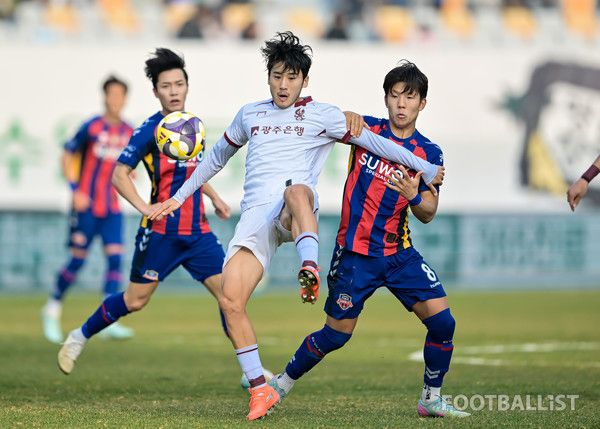 최경록(가운데, 광주FC), 노경호(오른쪽, 수원FC). 서형권 기자