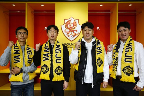 김경도 피지컬 코치, 조용태 필드코치, 이정규 수석코치, 신정환 골키퍼코치(왼쪽부터, 이상 광주FC). 광주FC 제공