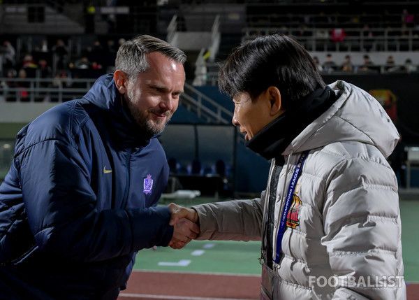 바르토슈 가울 감독(왼쪽, 산프레체 히로시마), 김기동 감독(오른쪽, FC서울). 서형권 기자