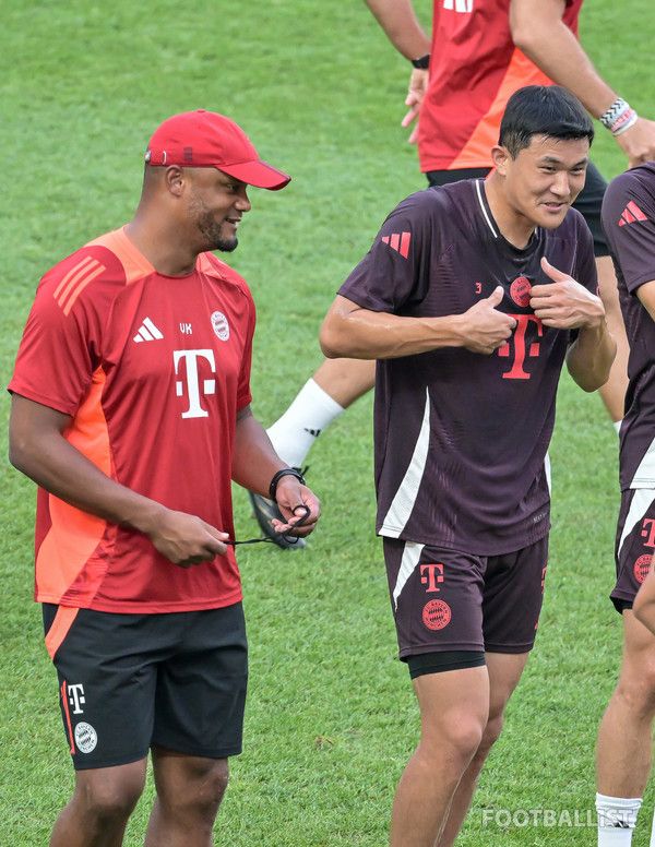 뱅상 콩파니 감독(왼쪽)과 김민재(이상 바이에른뮌헨). 서형권 기자