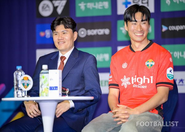 정경호 감독(왼쪽), 서민우(오른쪽, 강원FC). 서형권 기자