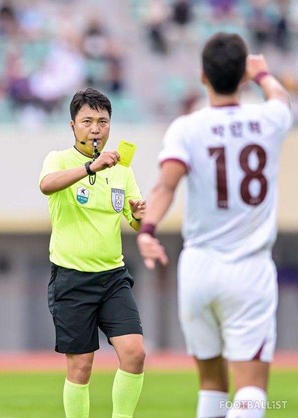 이동준 주심(왼쪽). 서형권 기자