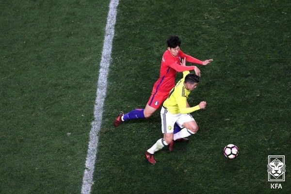 손흥민(남자 축구대표팀)과 하메스 로드리게스(콜롬비아). 대한축구협회