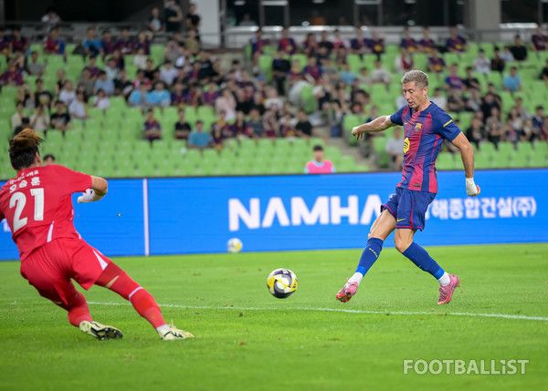 레반도프스키(오른쪽, FC바르셀로나). 서형권 기자