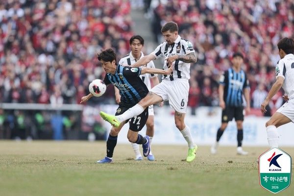 이청용(왼쪽, 인천유나이티드), 바베츠(FC서울). 한국프로축구연맹 제공